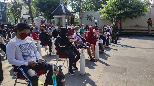 Foto Pengisian Oksigen Gratis di Rumah Dinas Wali Kota Solo, Gibran Rakabuming (173700)