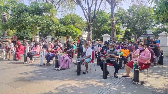 Foto Pengisian Oksigen Gratis di Rumah Dinas Wali Kota Solo, Gibran Rakabuming (173701)