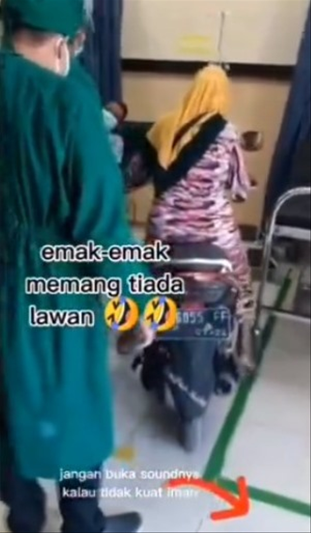 Viral momen kocak seorang emak-emak diduga di Situbondo, Jawa Timur, bawa pasien sampai masuk ke ruang IGD rumah sakit pakai sepeda motor. (Foto: Instagram/@undercover.id)