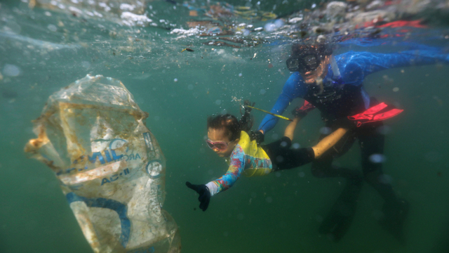 Nina Gomes anak perempuan asal Brasil yang membersihkan laut. Foto: Pilar Olivares/REUTERS