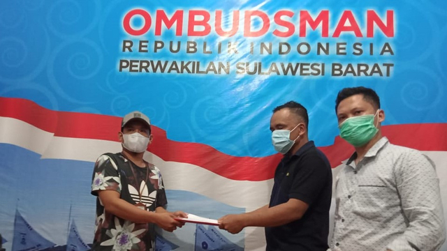 Pihak keluarga Kristina menyerahkan berkas pengaduan ke Ombudsman Perwakilan Sulbar. Foto: Dok. Istimewa