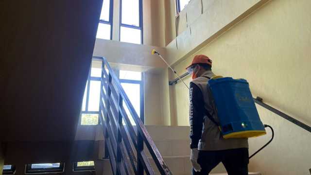 Bupati Minut Jadi Tenaga Penyemprotan Disinfektan di Terminal Airmadidi (42659)