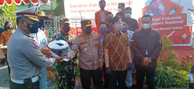 Kapolda Jawa Tengah, Irjen Pol. Ahmad Luthfi dan Wali Kota Solo, Gibran Rakabuming di sela-sela kegiatan