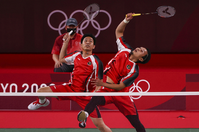 Ahsan/Hendra bertemu wakil Malaysia di perebutan medali perunggu Olimpiade 2020. Foto: Reuters/Leonhard Foeger