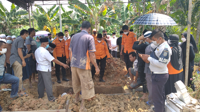 Proses pemakaman jenazah Plt Kepala BPBD Merangin. (Foto: Jambikita.id)