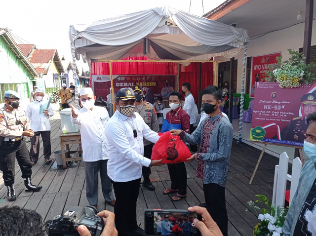 Ketua Kadin Kalteng, Rahmat Nasution Hamka menyerahkan bantuan sembako secara simbolis kepada santri Hidayatul Insan. Foto: IST