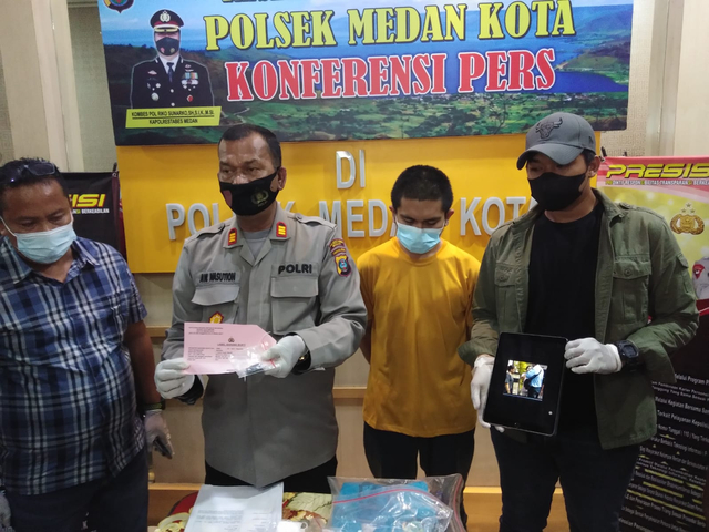 Polisi saat merilis kasus pria di Medan ludahi petugas PLN di Kota Medan. Foto: Dok. Istimewa