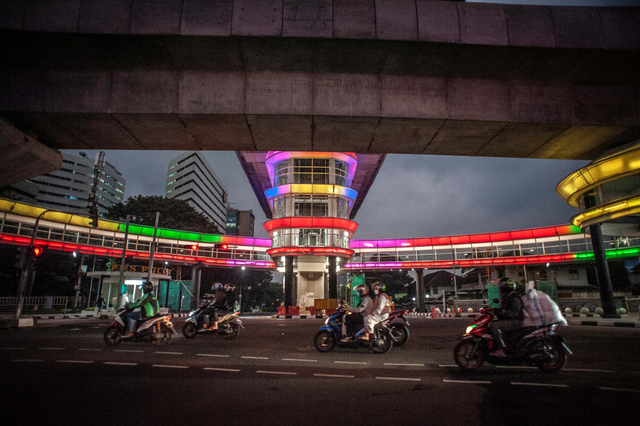 Suasana di dekat halte Centrale Stichting Wederopbouw (CSW) yang berhiaskan lampu warna-warni di Kawasan Kebayoran Baru, Jakarta, Sabtu (31/7/2021). Foto: Aprillio Akbar/Antara Foto