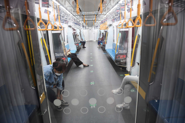 Sejumlah penumpang berada di dalam gerbong MRT di Jakarta, Sabtu (31/7/2021). Foto: Akbar Nugroho Gumay/Antara Foto
