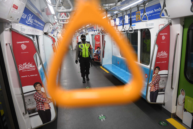 Petugas kemanan berjalan di dalam gerbong MRT di Jakarta, Sabtu (31/7/2021). Foto: Akbar Nugroho Gumay/Antara Foto
