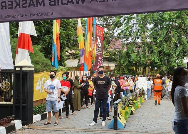 Potret Vaksinasi Gratis untuk 1.000 Warga Jakarta yang Digelar Ivan Gunawan (903009)