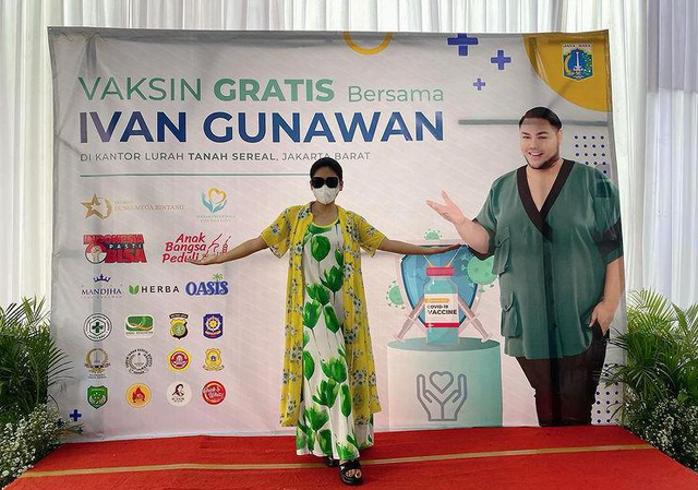 Potret Vaksinasi Gratis untuk 1.000 Warga Jakarta yang Digelar Ivan Gunawan (903011)