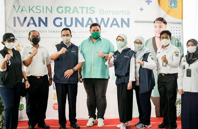 Potret Vaksinasi Gratis untuk 1.000 Warga Jakarta yang Digelar Ivan Gunawan (903012)