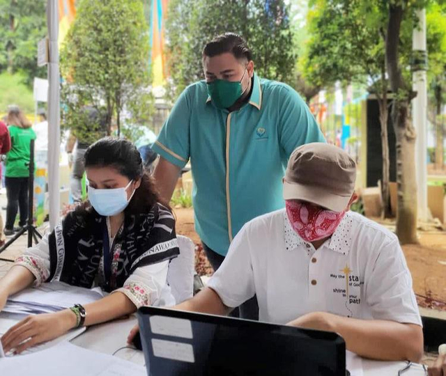 Potret Vaksinasi Gratis untuk 1.000 Warga Jakarta yang Digelar Ivan Gunawan (903013)