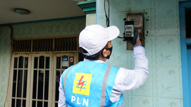 Petugas PLN memeriksa metern listrik pelanggan.  Foto: Dok. PLN