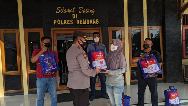 Perekam video pisah sambut Kapolres Rembang langgar PPKM Level 4 datangi Mapolres Rembang, Minggu (1/8).  Foto: Dok. Istimewa