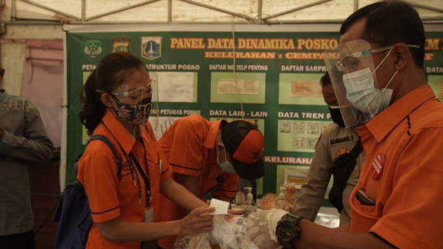 Penerima Bantuan Sosial Tunai yang disalurkan Kemensos melalui PT Pos Indonesia (persero).  Foto: Dok. PT Pos Indonesia