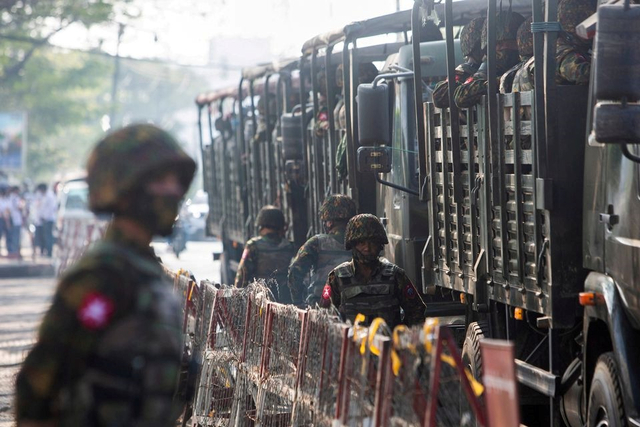 Tentara berdiri di samping kendaraan militer protes kudeta militer, di Yangon, Myanmar, 15 Februari 2021. Foto: STR/REUTERS