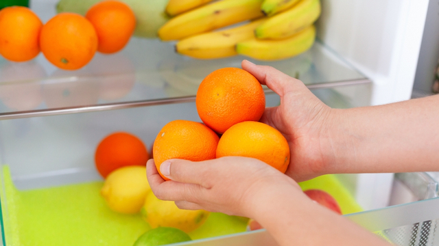 Ilustrasi menyimpan buah di kulkas. Foto: Shutter Stock