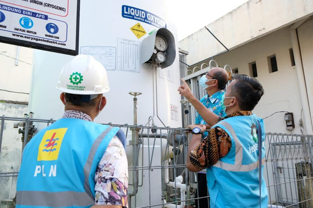 PLN memberikan bantuan oksigen ke rumah sakit di Jawa Tengah.  Foto: Dok. PLN