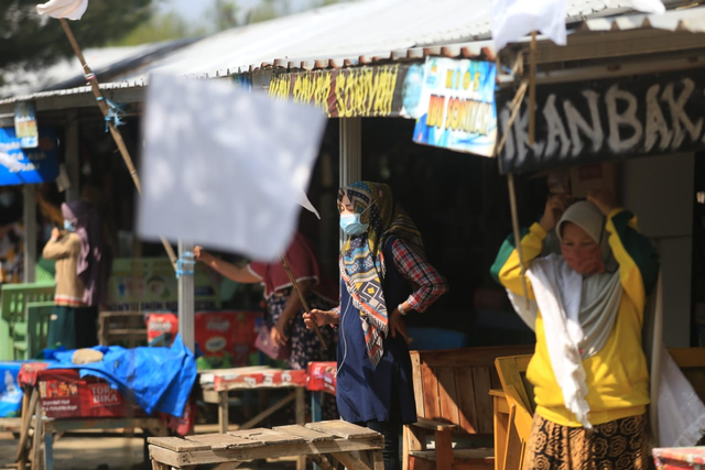 Sejumlah pedagang di kawasan wisata Pantai Balongan, Indramayu, mengibarkan bendera putih simbol menyerah terhadap kondisi selama PPKM diberlakukan. FOTO: Anatasya/CIREMAITODAY