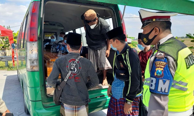 Cerita Kebaikan Polisi Ngawi saat Pergoki Ambulans Berisi Jenazah dan 15 Orang