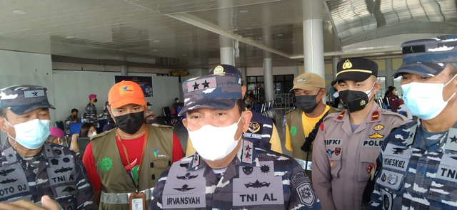 Panglima Koarmada III saat meninjau pelaksanaan Serbuan Vaksinasi di Pelabuhan Sorong, foto: Yanti/Balleo News