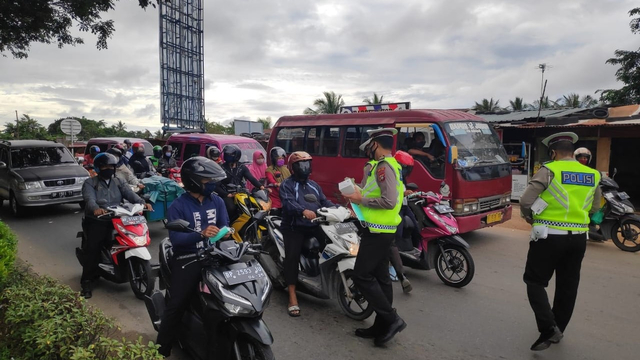 Suasana mobilitas volume kendaraan di Batam selama PPKM Level 4. Foto: Zalfirega/kepripedia.com