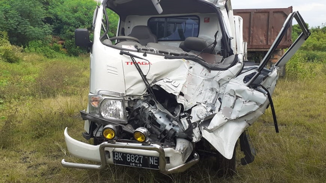 Mobil Pikap Hantam Truk di Tol Tebing Tinggi, 1 Orang Tewas (87872)