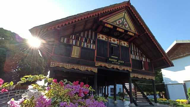 Rumoh Aceh di kompleks Museum Aceh. Foto: Husaini/acehkini