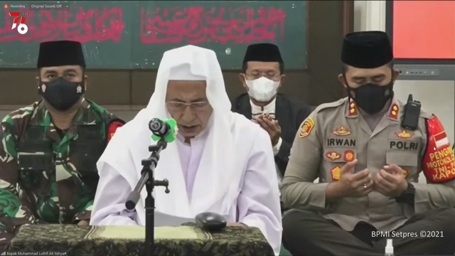 Habib Muhammad Luthfi bin Yahya memimpin doa kebangsaan. Foto: Dok. Istimewa