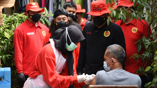 Kepala BIN Jenderal Budi Gunawan tinjau vaksinasi door to door di Tangerang Selatan. Foto: BIN