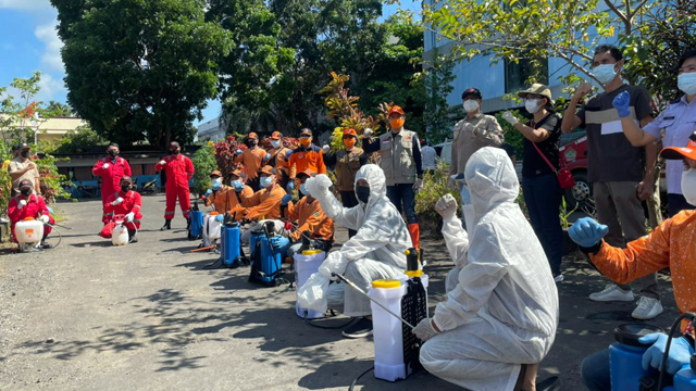 Bupati Minut Jadi Tenaga Penyemprotan Disinfektan di Terminal Airmadidi (42657)