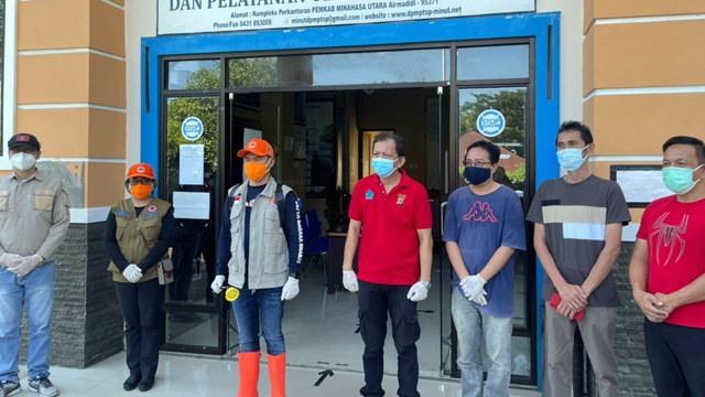 Bupati Minut Jadi Tenaga Penyemprotan Disinfektan di Terminal Airmadidi (42658)