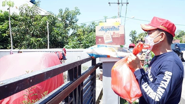Bupati Minut Jadi Tenaga Penyemprotan Disinfektan di Terminal Airmadidi (42661)