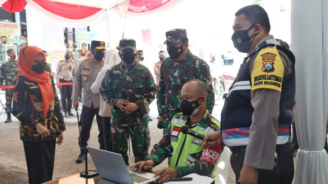Panglima TNI: Petugas Tracer Jangan Kalah Cepat dengan Laju Penyebaran COVID-19 (48410)
