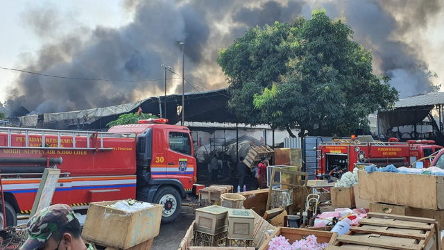 Kebakaran di Gudang tempat penyimpanan tenda dan properti di Kecamatan Bojongsari, Kota Depok, Senin (2/8).  Foto: Dok. Istimewa