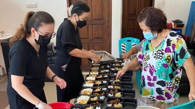 Cerita Anggota DPR Vanda Sarundajang Bagikan Makanan untuk Warga yang Isoman (409820)