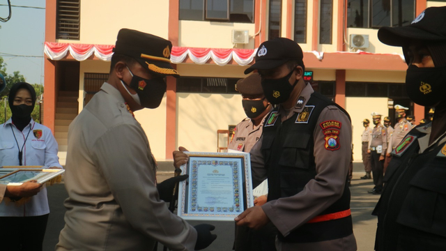Kapolres Bojonegoro Beri Penghargaan pada Tenaga Kesehatan COVID-19 (142935)