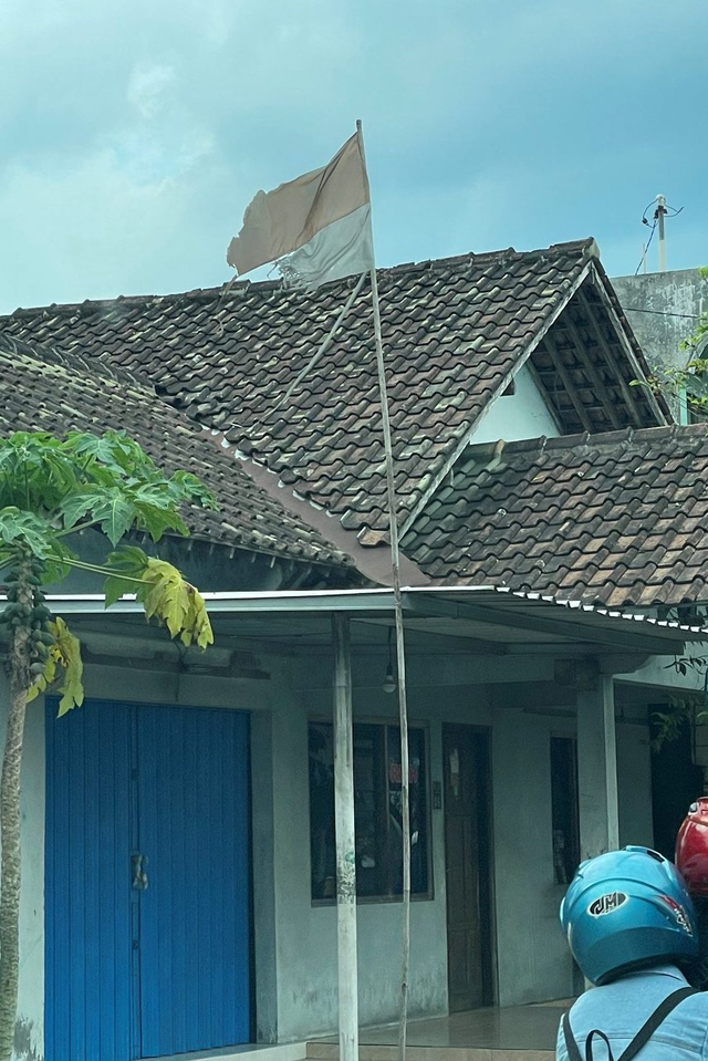 Bendara merah putih lusuh di Yogyakarta. Foto: Twitter/@zainalamochtar