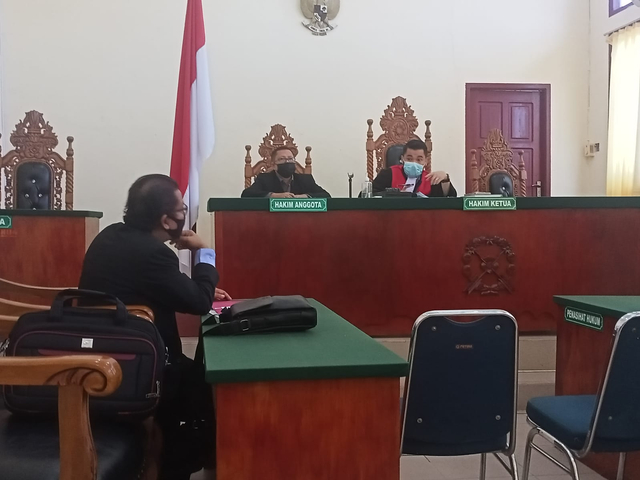 Sidang perdana gugatan praperadilan tersangka di Pengadilan Negeri Karimun, Kepulauan Riau, Senin (2/8). Foto: Khairul S/kepripedia.com