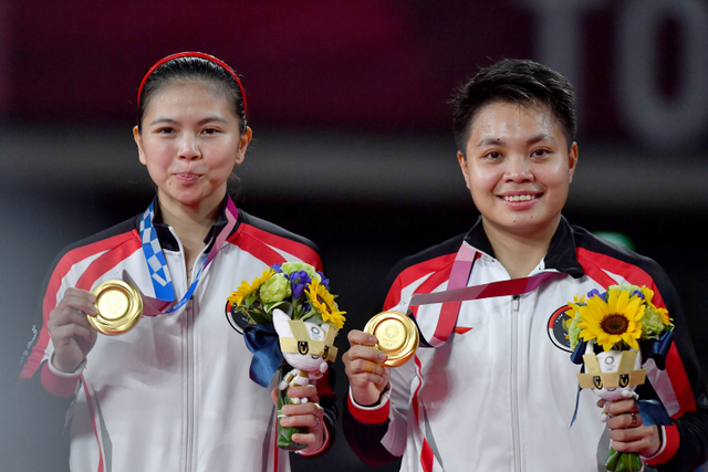 Ganda Putri Indonesia Greysia Pollii (kiri) dan Apriyani Rahayu memperlihatkan medali emas yang berhasil mereka raih untuk nomor bulutangkis ganda putri Olimpiade Tokyo 2020 di Musashino Forest Sport Plaza, Tokyo, Jepang, Senin (2/8).  Foto: Sigid Kurniawan/ANTARA FOTO