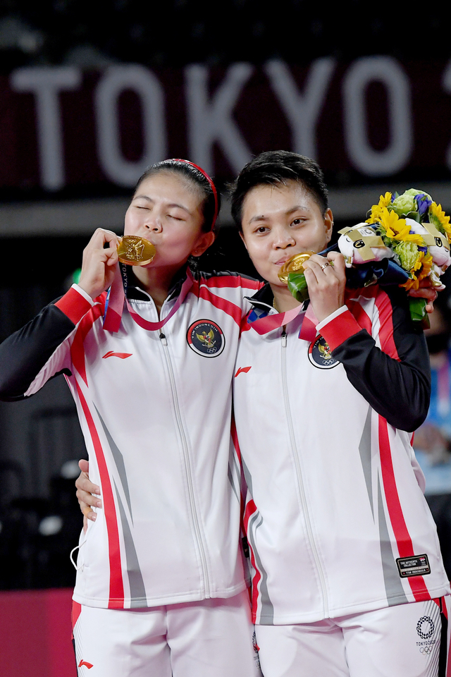 Ganda Putri Indonesia Greysia Pollii (kiri) dan Apriyani Rahayu mencium medali emas yang berhasil mereka raih untuk nomor bulutangkis ganda putri Olimpiade Tokyo 2020 di Musashino Forest Sport Plaza, Tokyo, Jepang, Senin (2/8).  Foto: Sigid Kurniawan/ANTARA FOTO