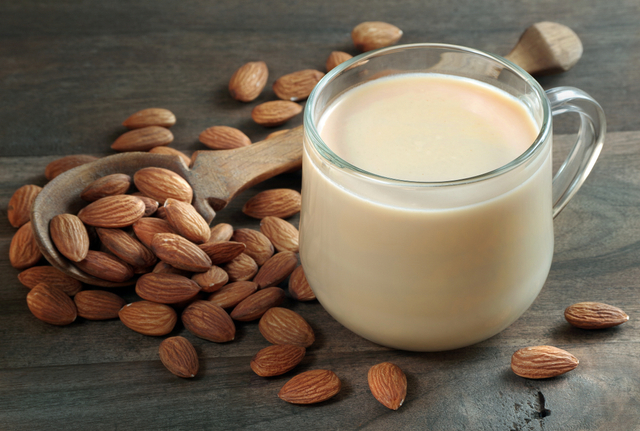 Ilustrasi susu almond. Foto: Shutterstock