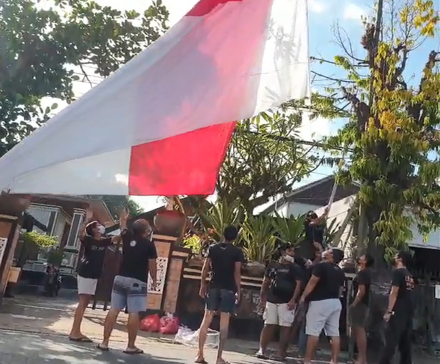 Pemasangan bendera merah-putih menyambut HUT Kemerdekaan RI ke-76 - KR7