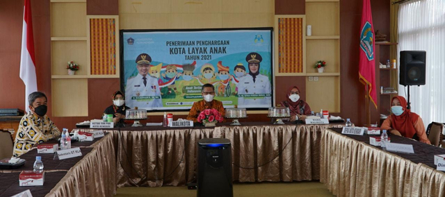 Wali Kota Kendari, Sulkarnain Kadir (tengha) saat menerima penghargaan sebagai kota layak anak melalui virtual zoom. Foto: Dok Humas Kota Kendari.