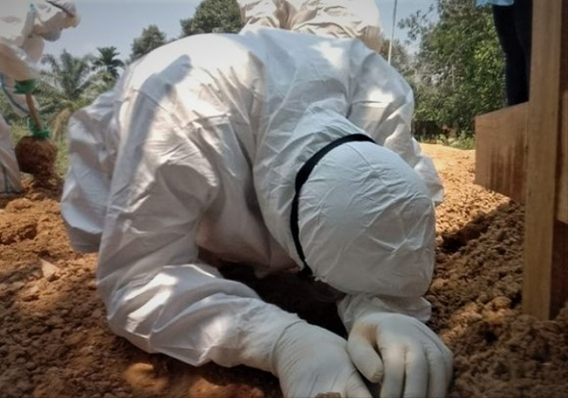 Usai proses pemakaman jenazah COVID-19 di Kota Jambi. (Foto: Humas Kota Jambi)