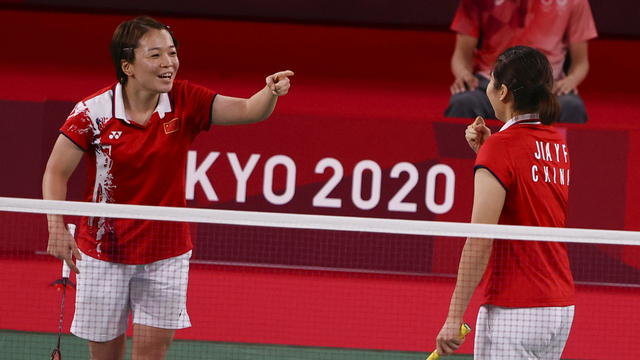 Chen Qingchen dan Jia Yifan pada final badminton Olimpiade 2020 di Tokyo. Foto: REUTERS