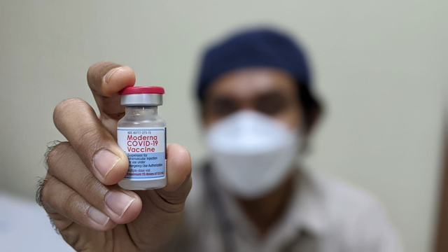 Vaksin Moderna pada vaksinasi dosis ketiga terhadap nakes di RSUP Sanglah. Foto: Dok. RSUP Sanglah