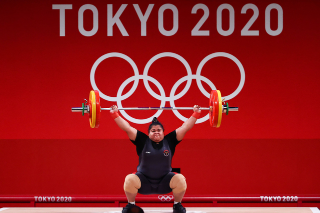 Atlet angkat besi wanita, Nurul Akmal pada Olimpiade Tokyo 2020, Senin (2/8/2021). Foto: Edgard Garrido/REUTERS